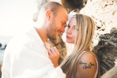 Mutlu romantik moda çift aşık güzel denizde yaz gününde iyi eğlenceler