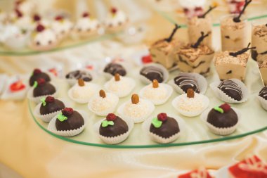 Çeşitli lezzetli tatlılar, yemek fikirleri ve kutlamalarla dolu bir büfe.