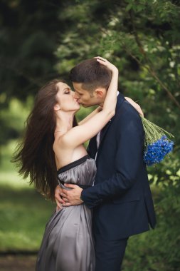 Seven çift. Oğlan ve kız güzel parkta yürüyüş