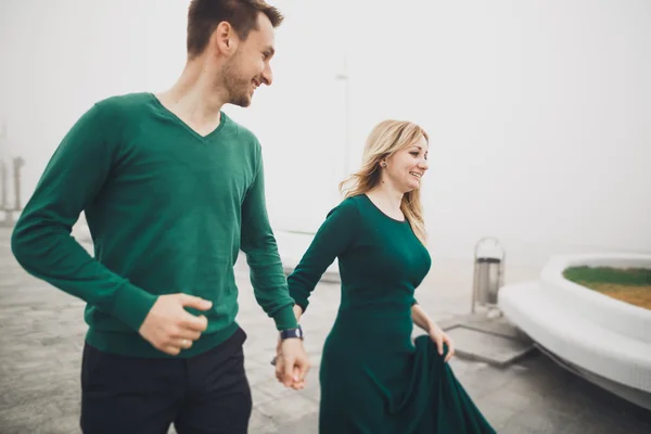 Adorável casal beijando e abraçando em uma doca do mar — Fotografia de Stock