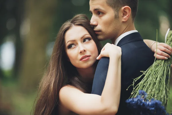 Jovem casal bonito, menina com vestido perfeito posando no parque — Fotografia de Stock