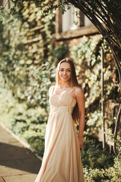 年轻漂亮的女人，穿着长裙子，享受她的时间以外在公园日落背景 — 图库照片
