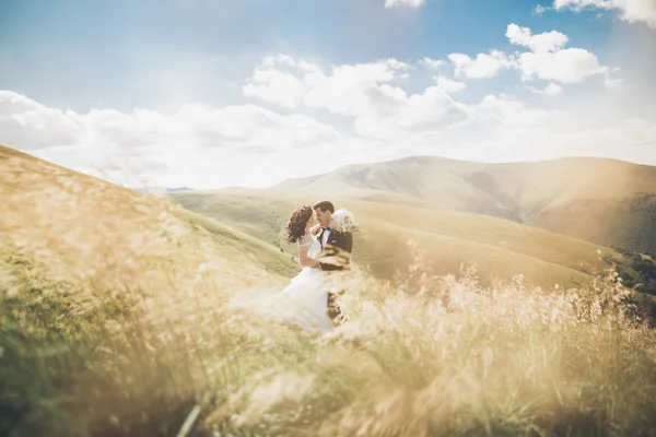 Hermosa novia hermosa posando para el novio y divertirse, ceremonia de lujo en las montañas con una vista increíble, espacio para el texto, pareja de boda — Foto de Stock