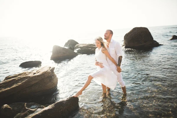 Mutlu sadece evli genç düğün kutluyor çift ve güzel bir plaj gün batımında iyi eğlenceler — Stok fotoğraf