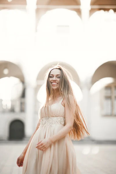 Mooi meisje, model met lange haren poseren in oud kasteel in de buurt van kolommen. Krakau Vavel — Stockfoto