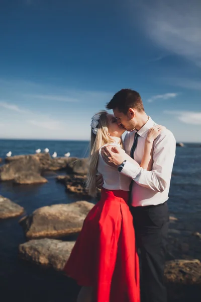 Sposa affascinante, sposo elegante su paesaggi di montagne e mare Splendida coppia nuziale — Foto Stock