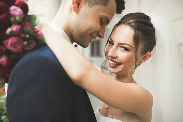 Casamento de luxo casal, noiva e noivo posando na cidade velha — Fotografia de Stock