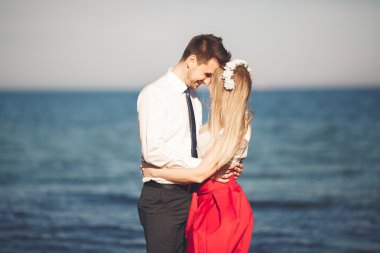 Genç mutlu çift holding birbirlerini etrafında gülümseyen Sahilde yürüyüş. Aşk hikayesi