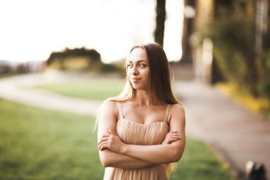 Uzun elbise dışında onun zaman içinde park günbatımı geçmiş zevk çekici genç kadın