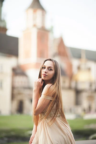 Girl in luxurious long dress on street of old town — Stock Photo, Image