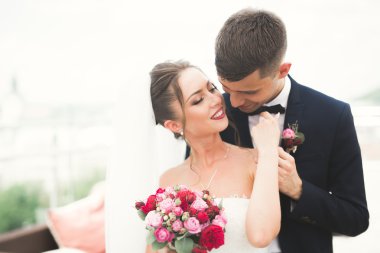 Güzel çift, gelin ve damat ile eski şehir'in backgrounf balkonda poz