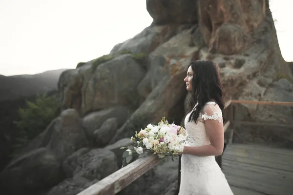 Bella sposa posa vicino rocce con vista perfetta — Foto Stock