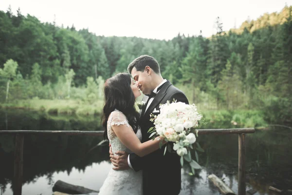 Hochzeitspaar, braut, bräutigam posiert auf pier — Stockfoto