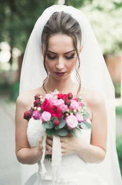 Güzel bir sarışın romantik portresi. Fotoğraf güneşli parlak renkler