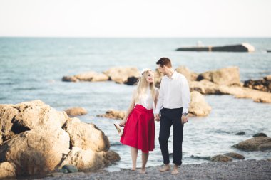 Sevimli gelin, manzara, dağlar ve denizin muhteşem Düğün çifti üzerinde zarif damat