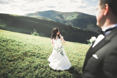 Güzel düğün çift, gelin ve damat, arka planda dağların aşık