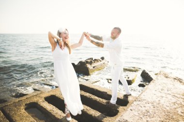 Gün batımında sahilde yürüyüş sadece evli evlilik çift.