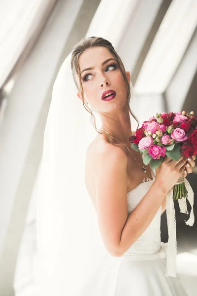 Bella sposa con bouquet da sposa in posa nella città vecchia — Foto Stock