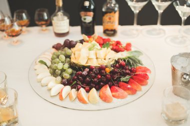Otantik büfesi, çeşitli taze meyveler, çilek ve narenciye. Tasarım yaratıcı menüsü için hazırlık