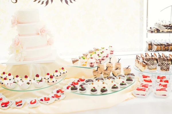 Deliciosa mesa de postre de barra de caramelo de recepción de boda —  Fotos de Stock