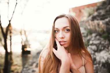 güzel genç kadın uzun elbise yakın çekim portre ile