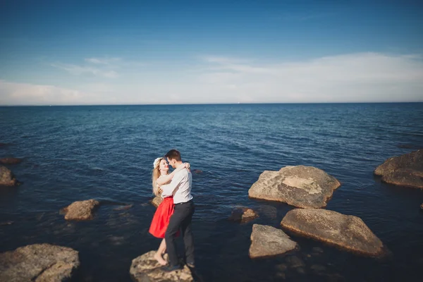 Sposa affascinante, sposo elegante su paesaggi di montagne e mare Splendida coppia nuziale — Foto Stock