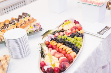 Çeşitli lezzetli tatlılar, yemek fikirleri ve kutlamalarla dolu bir büfe.