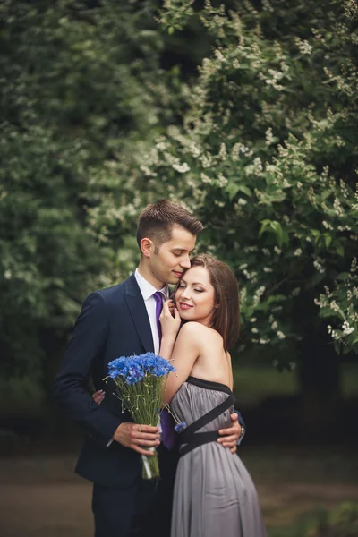 Couple aimant. Garçon et fille marchant dans le beau parc — Photo