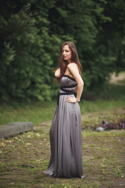 Beauté romantique fille en plein air. Modèle adolescent avec robe décontractée dans le parc. Souffler les cheveux longs . — Photo