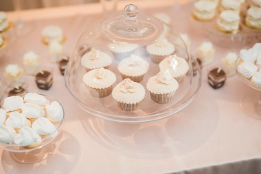 Lezzetli düğün resepsiyonu, tatlı masası.