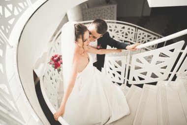 Güzel, mutlu bir düğün çifti, güzel şehirde uzun beyaz elbiseli bir gelin.