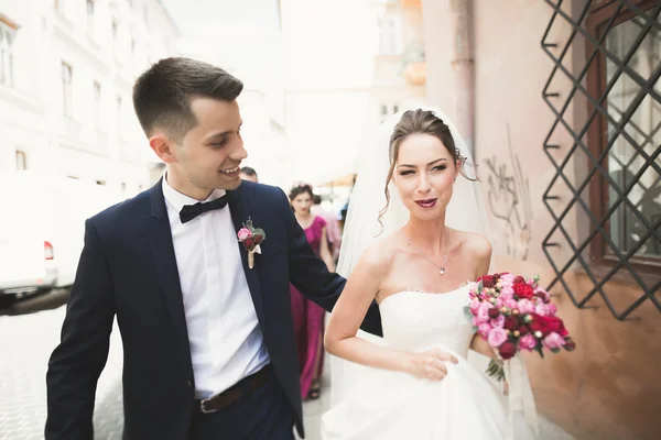 Casamento casal está de pé e beijando nas ruas da cidade velha — Fotografia de Stock