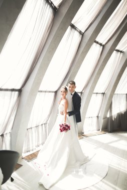 Mükemmel bir çift gelin ve damat düğün günlerinde poz verip öpüşürler.