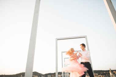 Aşık erkek ve kadın açık havada birbirlerine kucaklayan