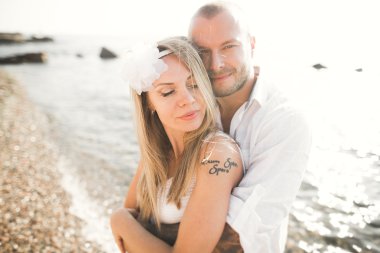 mutlu sadece evli genç düğün kutluyor çift ve güzel bir plaj gün batımında iyi eğlenceler