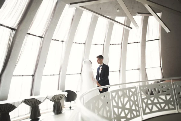 Mükemmel bir çift gelin ve damat düğün günlerinde poz verip öpüşürler.