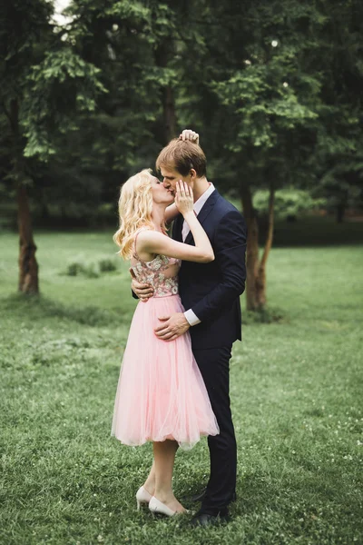 Genç çift eğleniyor ve güzel doğanın tadını çıkarıyor.