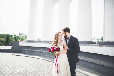 Lüks evli çift, gelin ve damat eski şehirde poz veriyor.