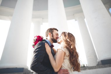 Lüks evli çift, gelin ve damat eski şehirde poz veriyor.