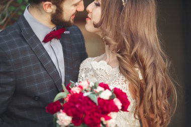 Bahar mevsiminde öpüşen düğün çifti. Yakın plan portre.