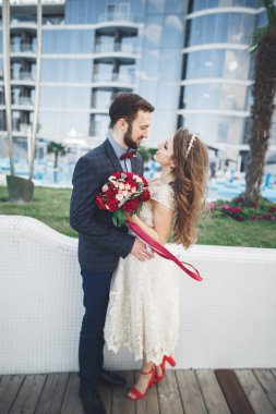 Modern cam bina yakın poz zarif güzel Çift