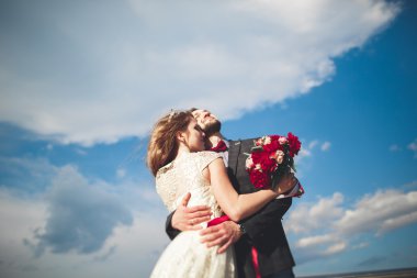 Gün batımında sahilde yürüyüş sadece evli evlilik çift.