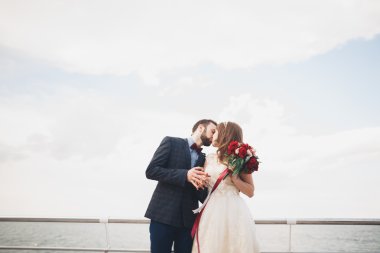 Gün batımında sahilde yürüyüş sadece evli evlilik çift.