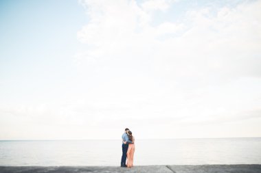 Düğün çift, Gelin, damat yürüyüş ve iskelede poz