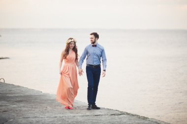 Denizin üzerinde bir iskele üzerinde duran evli evlilik çift