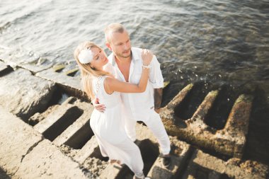 mutlu sadece evli genç düğün kutluyor çift ve güzel bir plaj gün batımında iyi eğlenceler