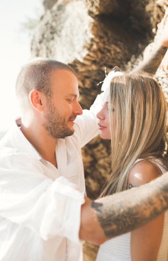 Genç modeller çift taşlarla sahilde poz