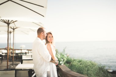 Gün batımında sahilde yürüyüş sadece evli evlilik çift.