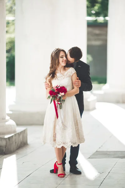 Beau couple, mariée et marié posant près de grande colonne blanche — Photo