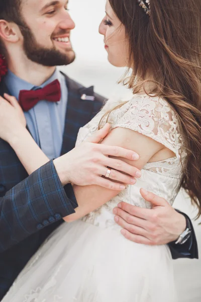 Casamento casal apenas andando na praia ao pôr do sol . — Fotografia de Stock